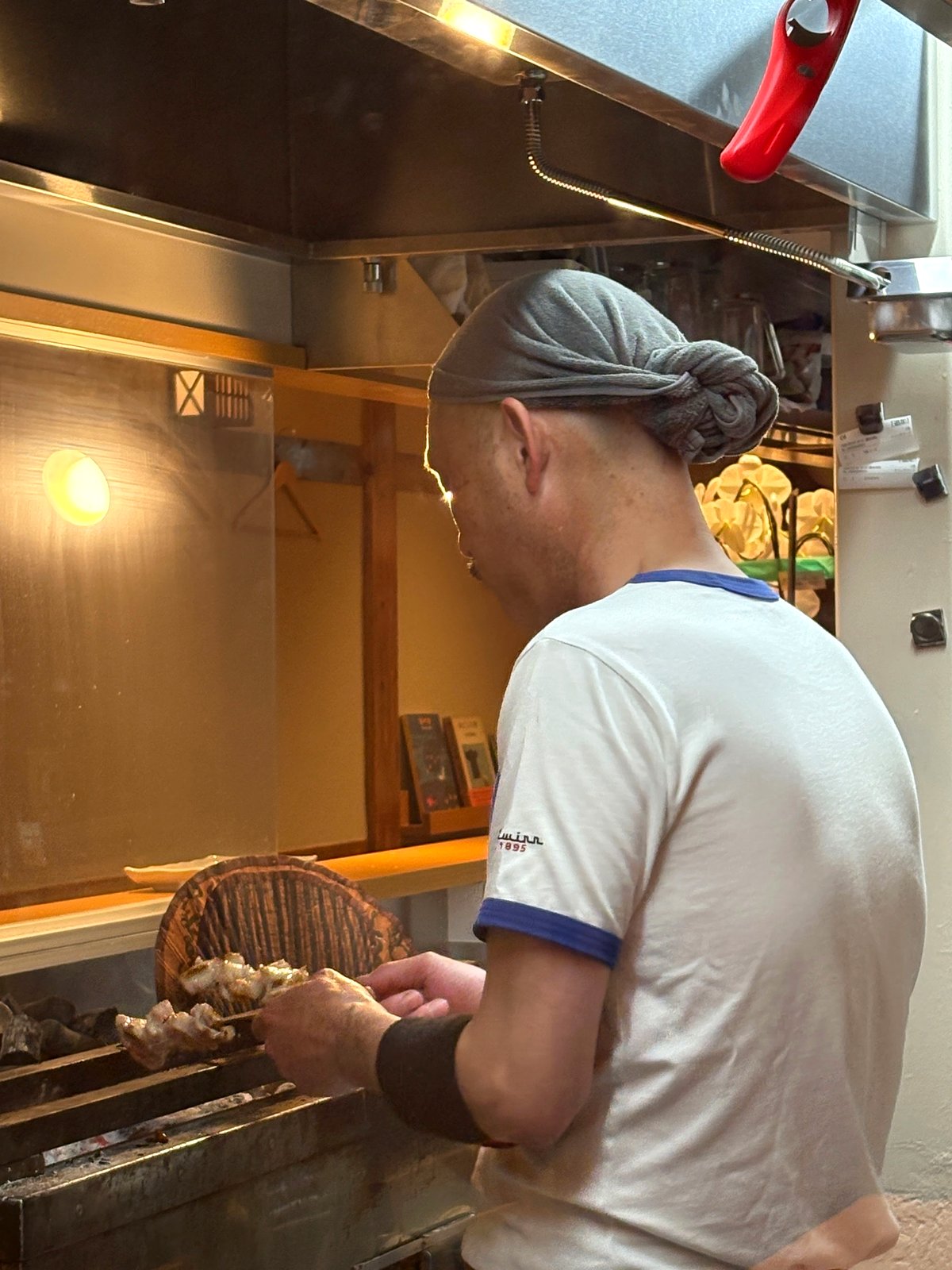 炭火で串を焼く店主