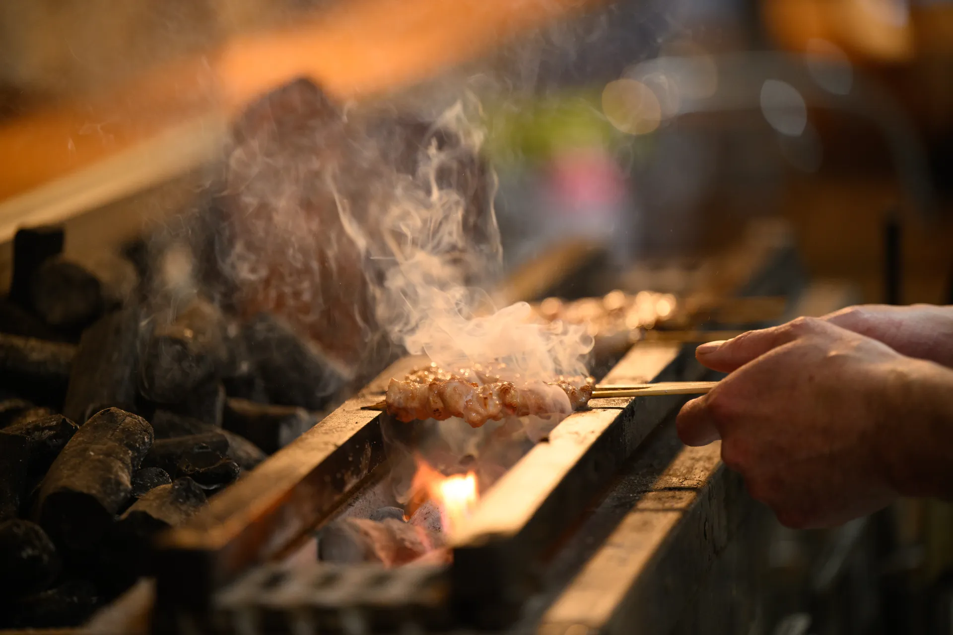 備長炭で焼き上がる串と立ち上る煙
