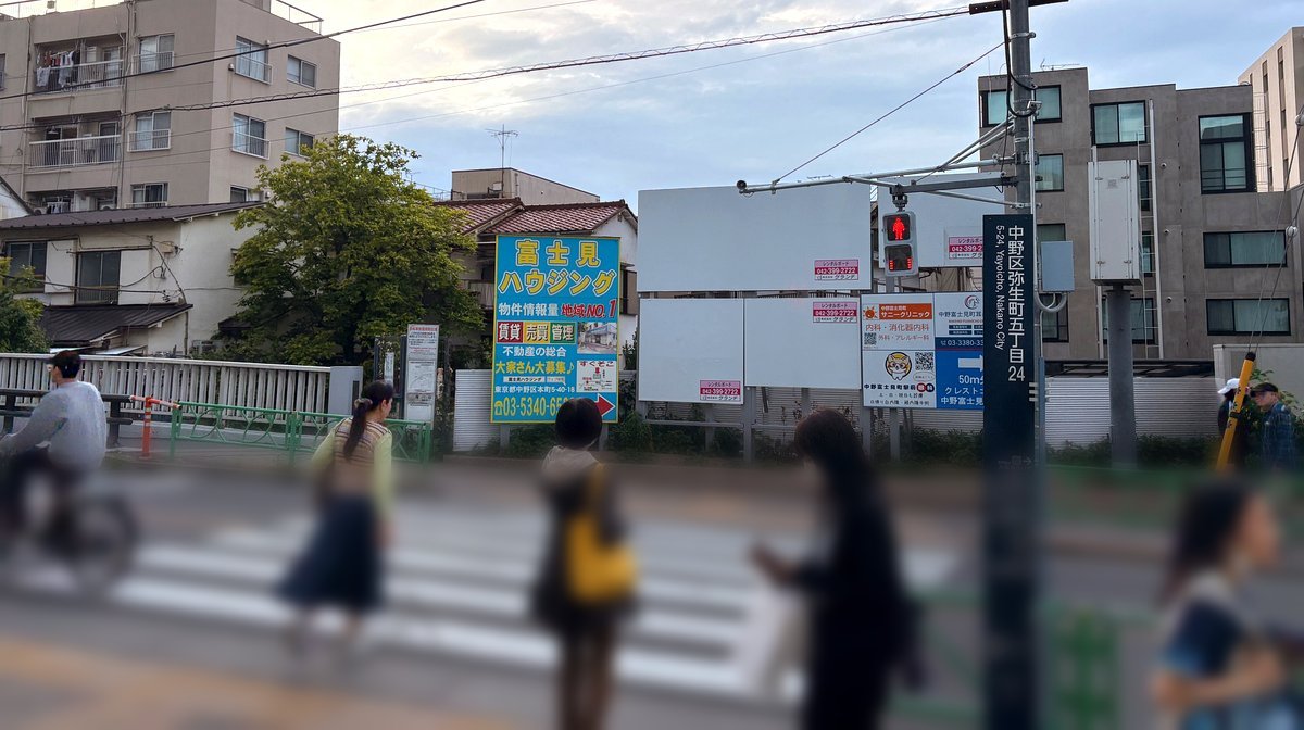 駅を出てすぐの横断歩道
